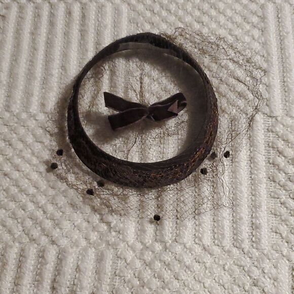 1960s brown satin ring hat with netting and feathers. - Picture 6 of 7